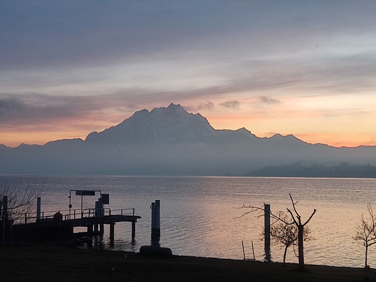 Panoramablick auf den Vierwaldstättersee in Greppen